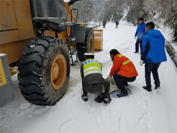 【区县联动】【城口】城口多部门联动抗冰雪 齐心协力保畅通【区县联动】城口多部门联动抗冰雪 齐心协力保畅通