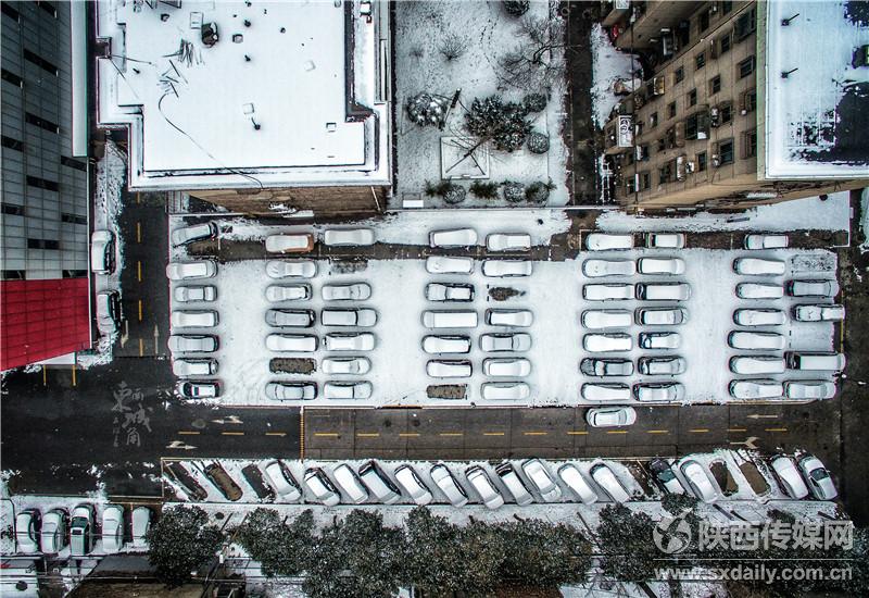 1月27日，大雪再次让古城西安变的银装素裹，城里城外又有一番别样的景色。记者 刘强摄_fororder_SXRB201801290754000069350354716