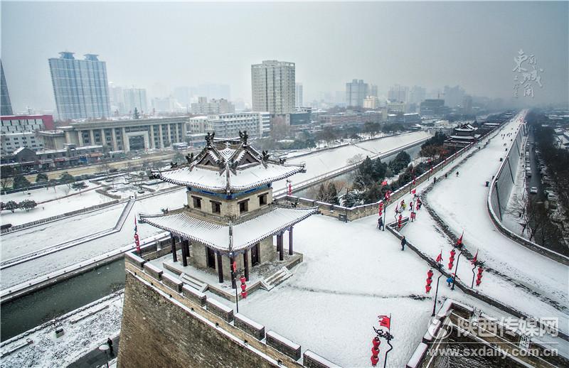 1月27日，大雪再次让古城西安变的银装素裹，城里城外又有一番别样的景色。记者 刘强摄_fororder_SXRB201801290754000057777926474