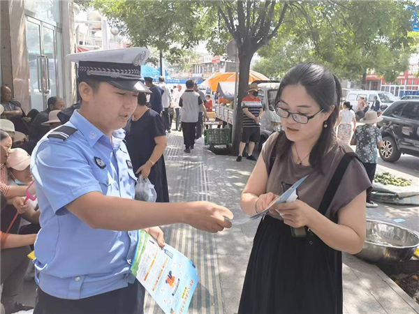 榆林市府谷县新民交警走进集市开展交通安全宣传活动_fororder_微信截图_20220628123151