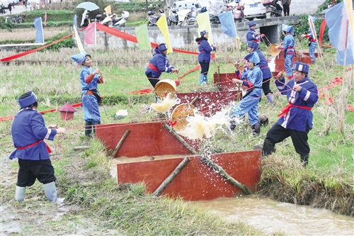 【旅游文体】（页面标题）白山镇拉开鼓祖文化节大幕（内容页标题）白山镇拉开鼓祖文化节大幕 为游客献上文艺"大餐"