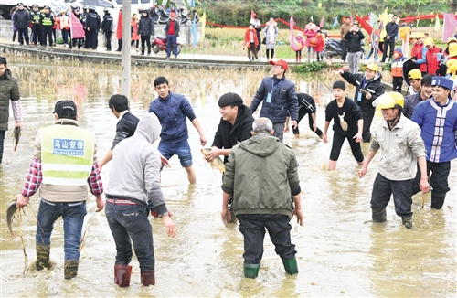 【旅游文体】（页面标题）白山镇拉开鼓祖文化节大幕（内容页标题）白山镇拉开鼓祖文化节大幕 为游客献上文艺"大餐"