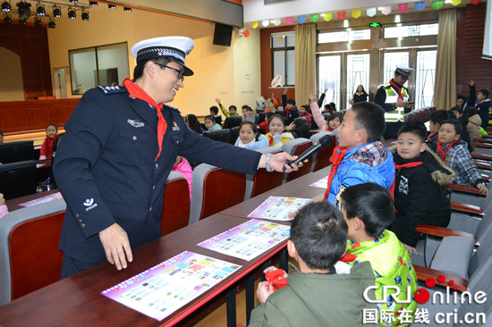 已过审【法制安全】巴南交巡警进校园 送上寒假“交通安全大礼包”