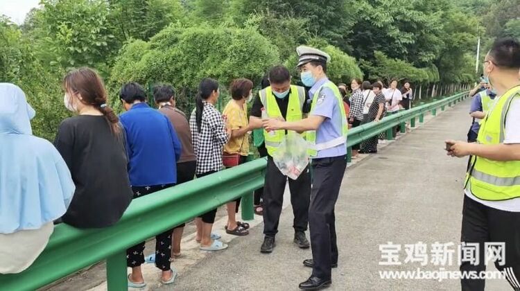 （转载）满载54名乘客的大客车高速公路抛锚 危急关头宝鸡交警赶到