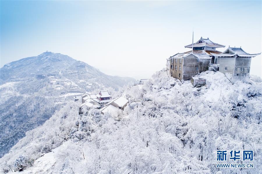 湖北武汉：雪后初霁木兰山