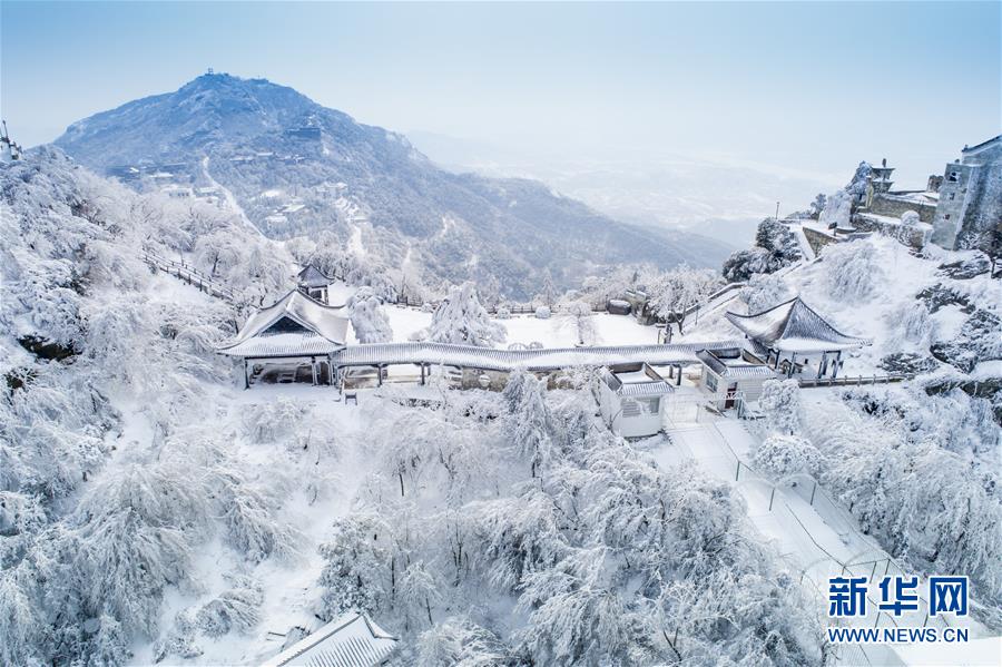 湖北武汉：雪后初霁木兰山