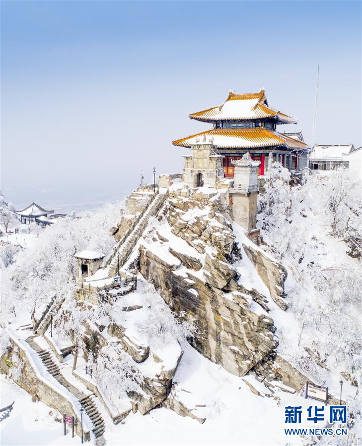 湖北武汉：雪后初霁木兰山