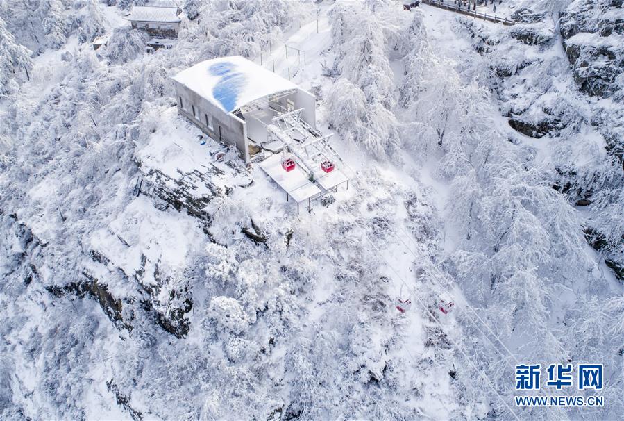 湖北武汉：雪后初霁木兰山