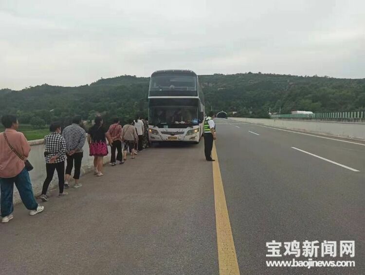 （转载）满载54名乘客的大客车高速公路抛锚 危急关头宝鸡交警赶到