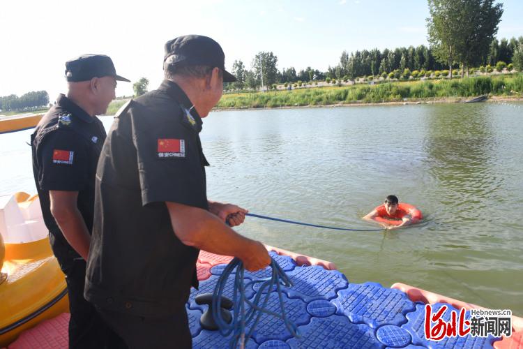 河北石家庄：生态湿地举行防溺水演练