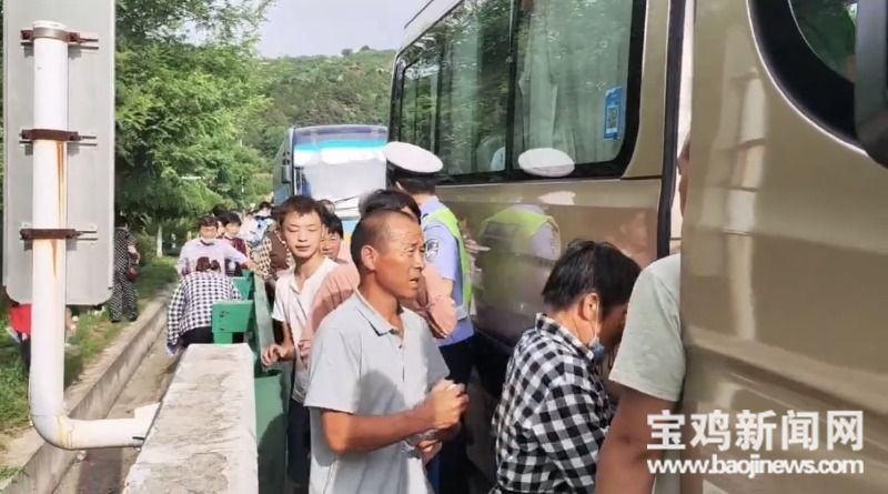 （转载）满载54名乘客的大客车高速公路抛锚 危急关头宝鸡交警赶到