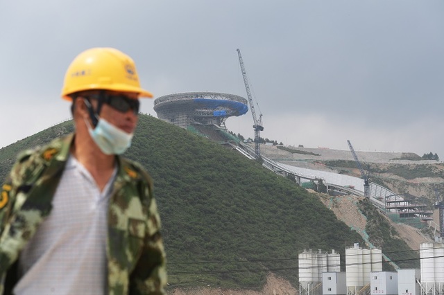 北京冬奥场馆国家跳台滑雪中心建设推进中