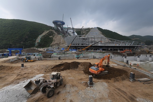 北京冬奥场馆国家跳台滑雪中心建设推进中