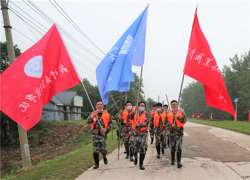 武汉职业技术学院防汛抗洪突击队固守武金堤_fororder_微信图片_20200731180011_副本