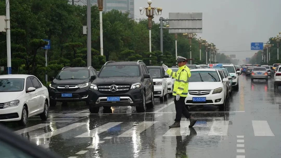 黄骅“浇”警雨中执勤 全力守护群众安全出行_fororder_图片7