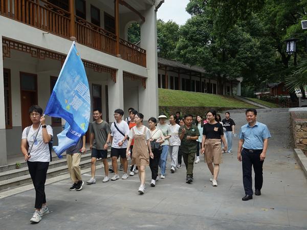 信阳罗山：返乡学子游董寨 “碳”路美好最青春