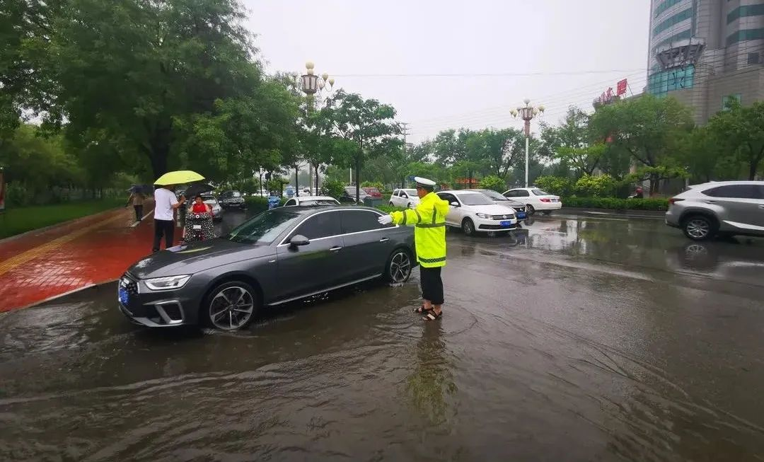 黄骅“浇”警雨中执勤 全力守护群众安全出行_fororder_图片8