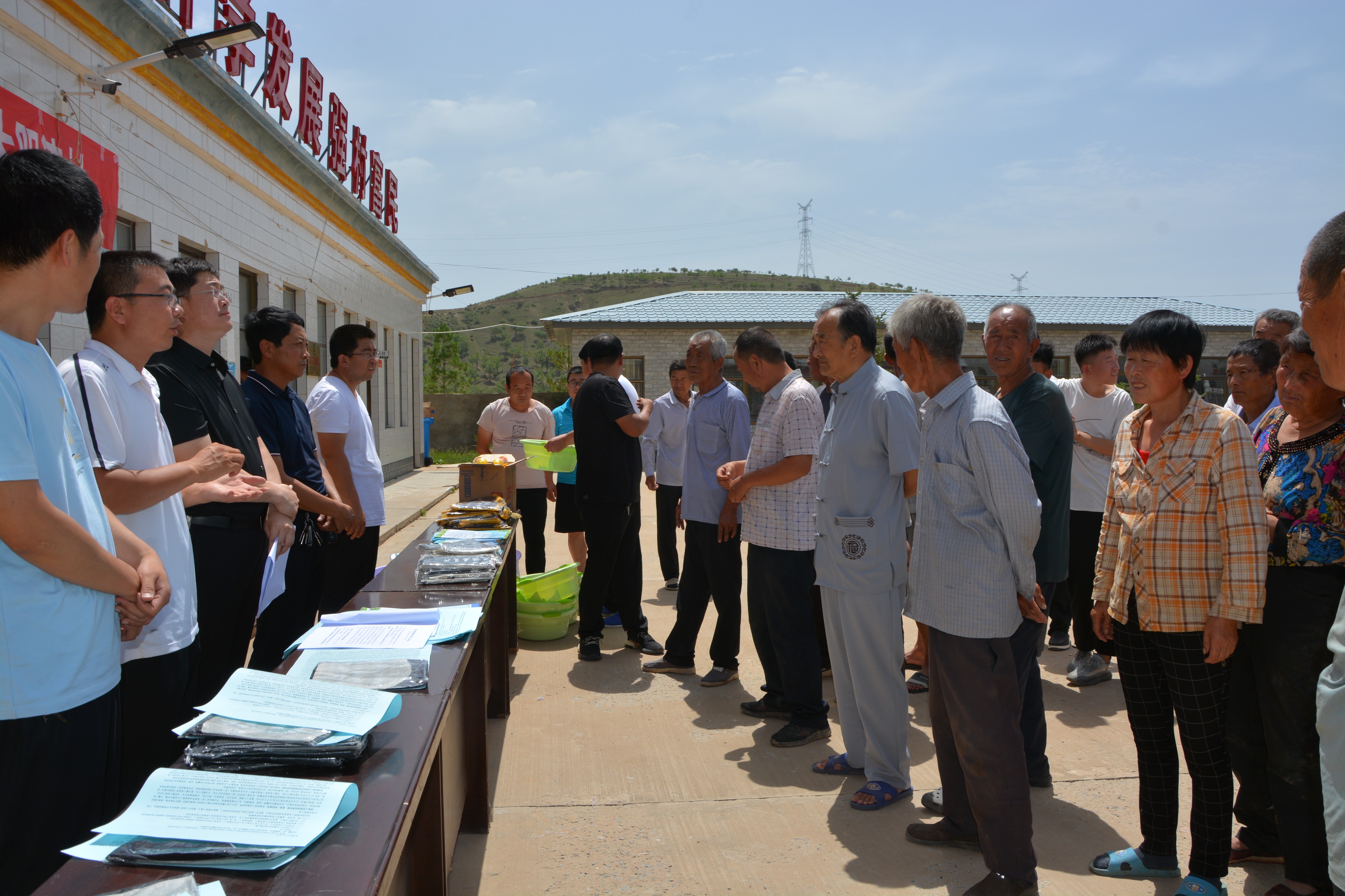 榆林市靖边县“防止返贫监测和帮扶政策”宣讲团走进镇村_fororder_宣讲团向群众讲解