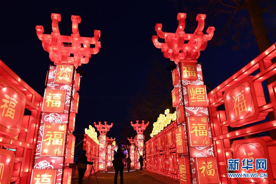 河南陕州地坑院流光溢彩迎新年