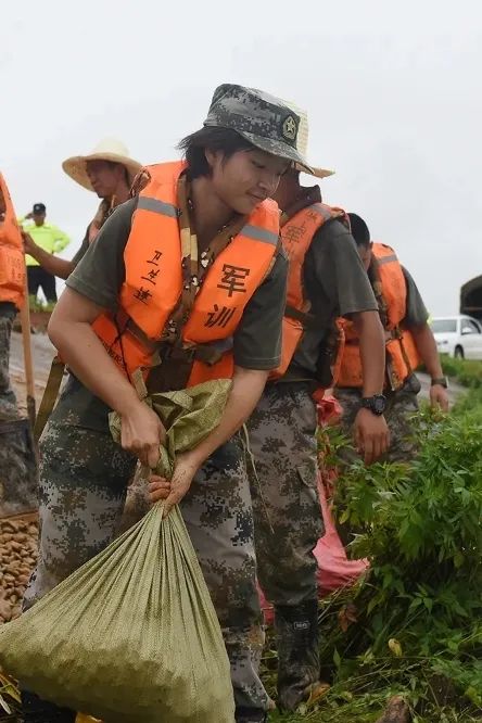 又美又飒！中国女兵