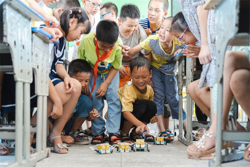 湖北第二师范学院：乐高“创新人才培养计划”公益活动走进乡村小学