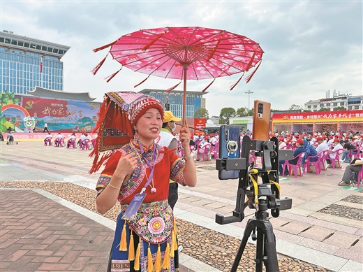 广西富川：春来花满树 夏至果压枝