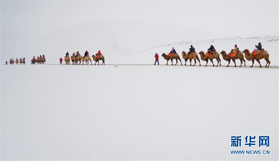 雪落鸣沙山月牙泉