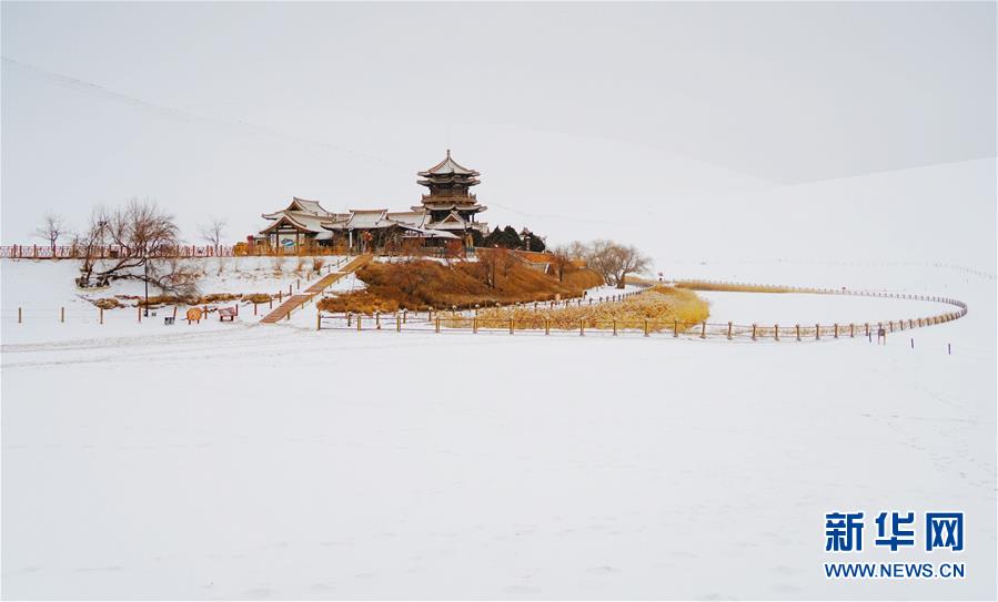 雪落鸣沙山月牙泉