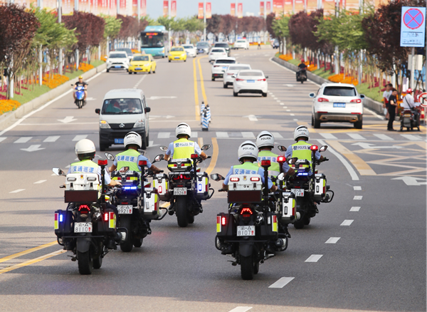 【原创】战高温斗酷暑 重庆市九龙坡区民警书写保畅“烤”卷_fororder_图片6