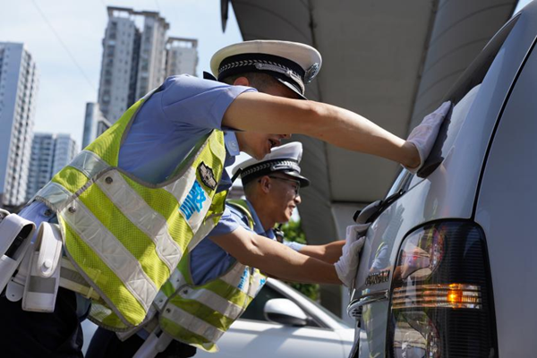 【原创】战高温斗酷暑 重庆市九龙坡区民警书写保畅“烤”卷_fororder_图片2