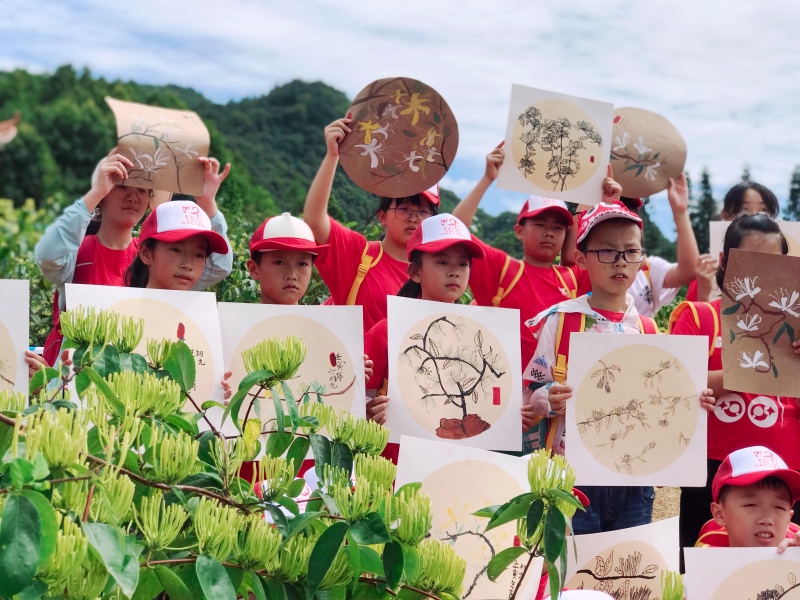 高校暑期实践队直播助力乡村旅游