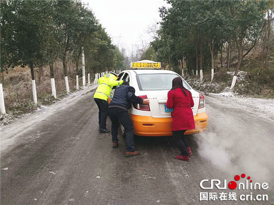 【法制安全】秀山交巡警战冰雪斗严寒 坚守岗位保平安