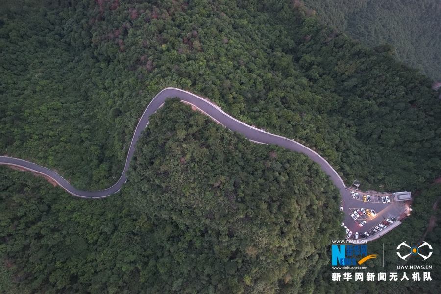 【大美甘肃】【“飞阅”中国】夏日航拍鸡峰山：峰峦叠秀 峭壁如削_fororder_3