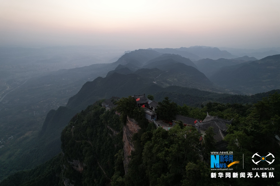 【大美甘肃】【“飞阅”中国】夏日航拍鸡峰山：峰峦叠秀 峭壁如削_fororder_1