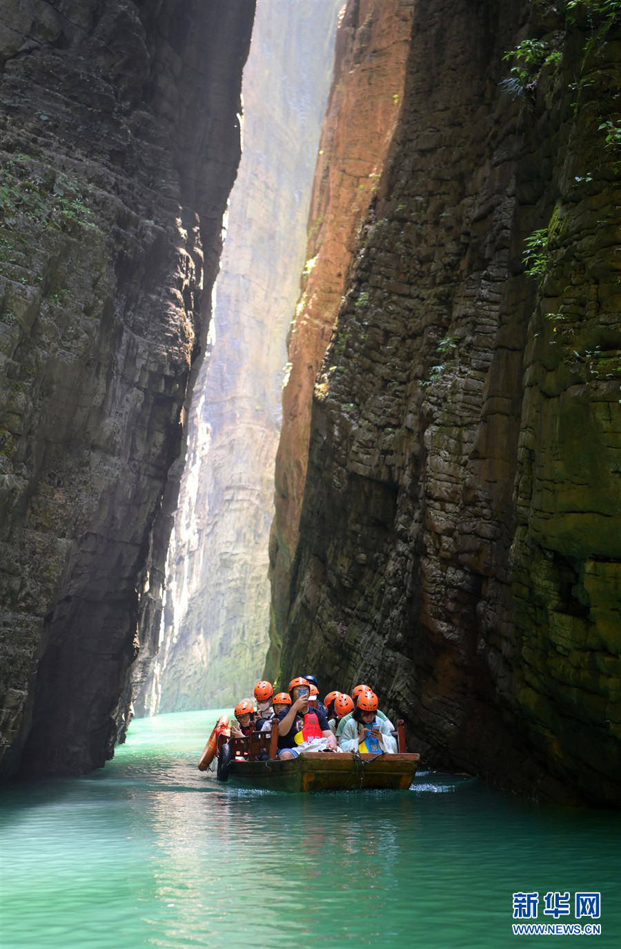 湖北鹤峰：峡谷荡舟乐享清凉