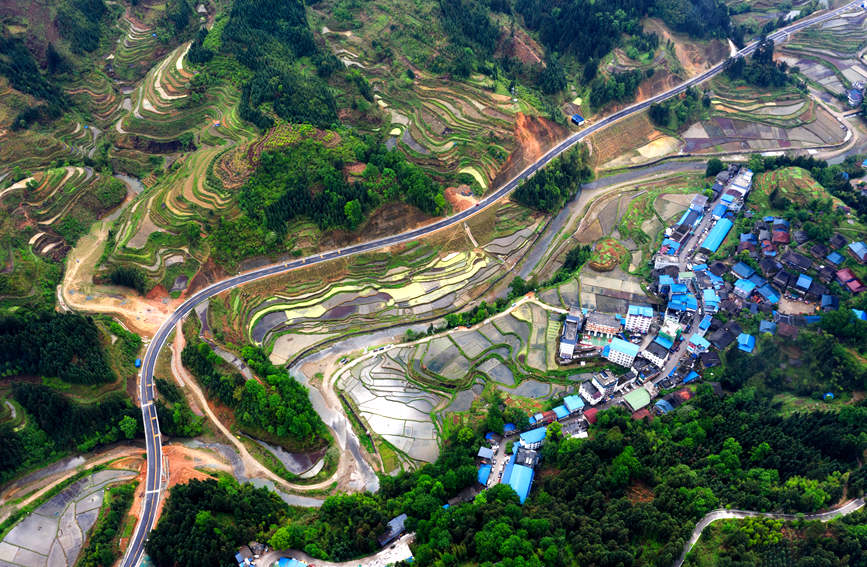 广西：建设 “壮美公路” 助力乡村振兴