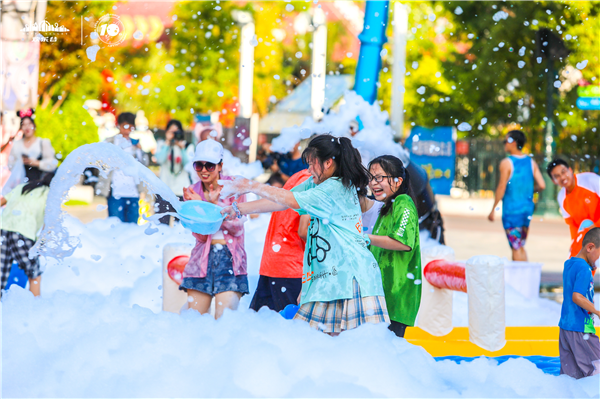 武汉欢乐谷:泡沫水枪大战清凉解暑 水陆双园嗨翻欢乐夏日_fororder_图片1