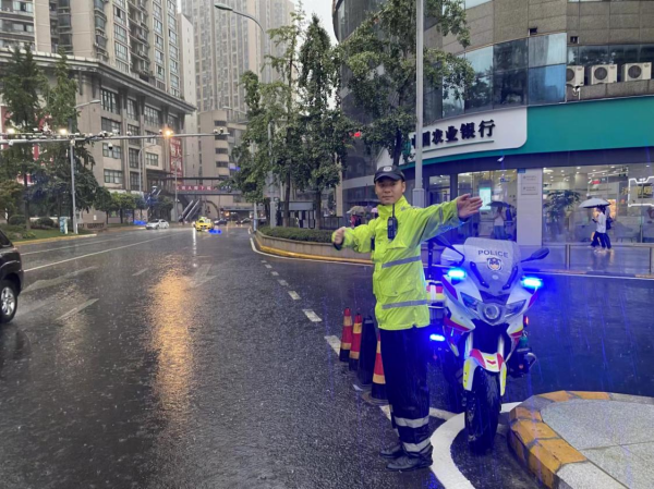 【原创】重庆九龙坡交警暴雨中守护守护市民出行_fororder_图片19(1)