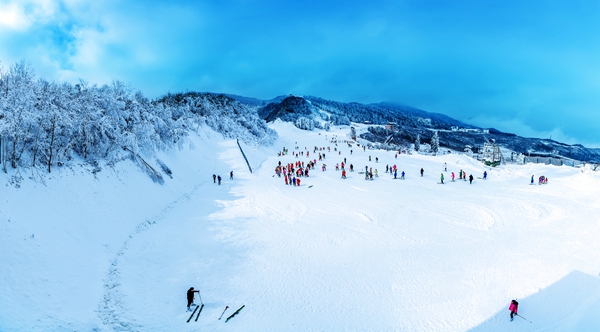 贵州：建设山地特色民族体育强省_fororder_《滑雪场》-姚咏 摄影（摄于玉舍森林公园）13638588883副本副本 - 副本