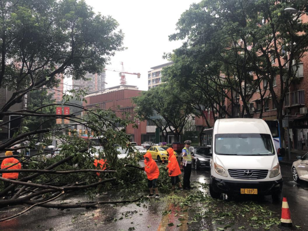 【原创】重庆九龙坡交警暴雨中守护守护市民出行_fororder_图片20(1)