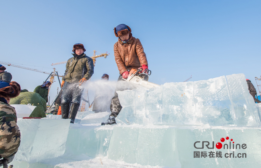 【媒体走基层 图片报道】严寒中的坚守 “冰雪英雄”铸就春晚视觉盛宴