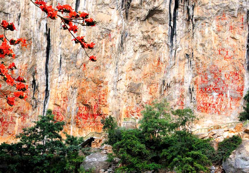 “壮族文化瑰宝”花山岩画焕光彩