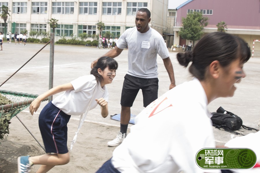 美国大兵给日本女中学生军训