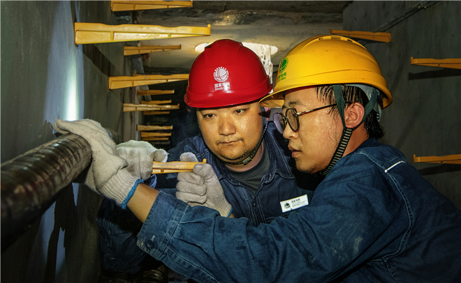 国网陕西电力：乘“峰”破浪正当时 挥汗如雨保清凉_fororder_微信图片_20220812142116_副本