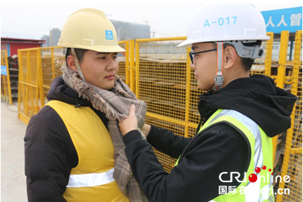 【未审核】【专稿专题】温情寒冬 大学生为农民工师傅送“出师礼”