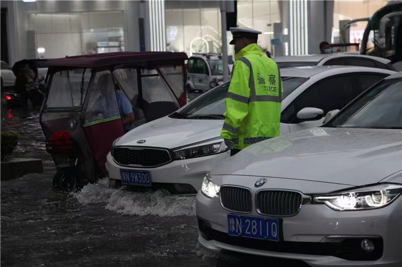 【原创】商丘交警站好“高峰岗” 雨中守护平安畅通路_fororder_2