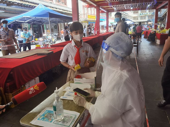 （发城市频道）支援抗疫 海口市琼山第二小学少先队员致敬“最可爱的逆行者”_fororder_3