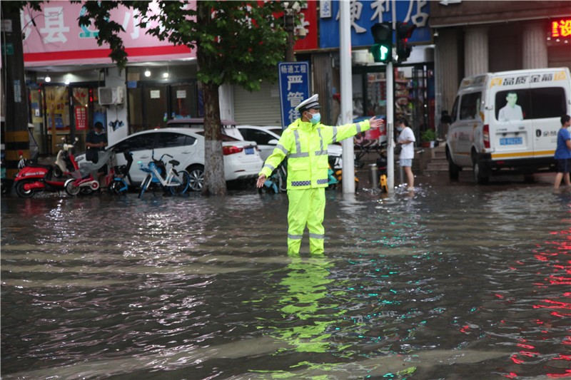 【原创】商丘交警站好“高峰岗” 雨中守护平安畅通路_fororder_1