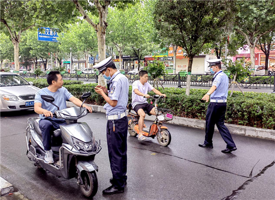 信阳市平桥区：“一盔一带”保驾护航 守护“头”等大事_fororder_图片1