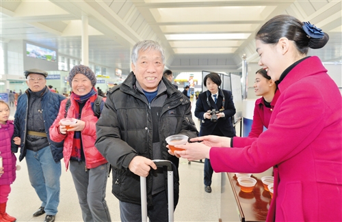 【八桂大地-图文】【八桂大地-南宁】春运首日客流平稳 贴心服务让回家路更温暖 （头图在文末）